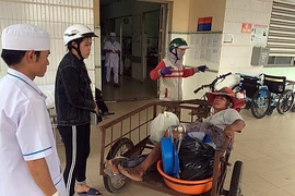 Mượn xe chở khoai mì, cô gái chở cha vượt 70 km đi bệnh viện