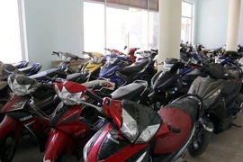 Tạm giữ 2 nghi can trong đường dây giả mạo bằng lái xe