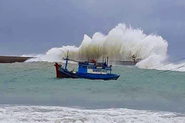 Nước dâng, sóng lớn ở huyện đảo Phú Quý, Phan Thiết đang mưa