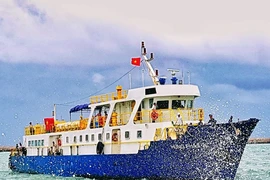 Tàu chở hơn 200 khách ra Phú Quý gặp sự cố trên biển