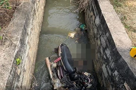 Người đàn ông bị xe máy đè chết dưới mương nước