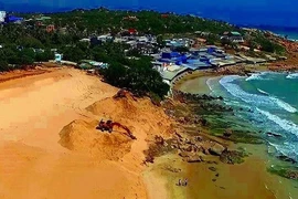 Khởi tố người thuê cơ giới ủi đất xâm hại bãi đá 7 màu