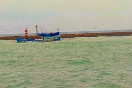 Tàu chở 71 tấn dầu đang chìm gần đảo Phú Quý 