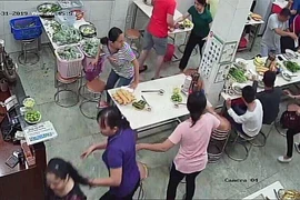 Phở Hòa Pasteur liên tục bị 'khủng bố' bằng sơn, mắm tôm 