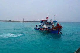 Đưa tàu cá và 10 ngư dân an toàn vào đảo Sinh Tồn