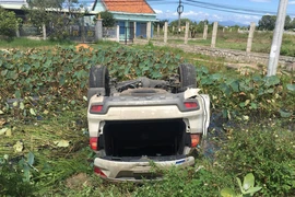Cứu sống 5 người trong ô tô lao xuống hồ sen
