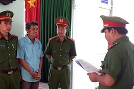 Người dạy nhạc 'nựng' nữ sinh bị 5 năm tù 