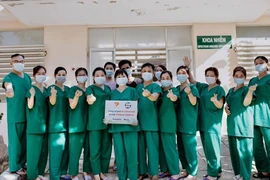 Y bác sĩ bật khóc khi bệnh nhân cuối cùng âm tính với COVID-19