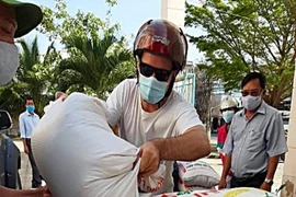 Du khách nước ngoài chở gạo tới ủng hộ ATM gạo Mũi Né