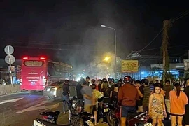 Rất đông người hiếu kỳ đến theo dõi hiện trường vụ tai nạn.
