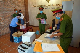 Khám xét nơi làm việc của giám đốc lừa đảo. Ảnh CA