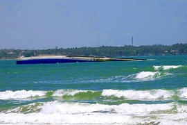 2 đội người nhái lặn khảo sát con tàu chìm ở Mũi Né