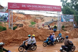 Bình Thuận: Cát lại đổ ập xuống đường