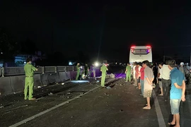 Bình Thuận: Xe giường nằm đối đầu xe máy, 2 thanh niên tử vong
