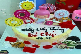Xúc động chiếc bánh kem bác sĩ tặng Chip, bé sơ sinh nhiễm COVID-19