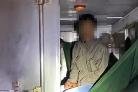 Trốn trong thùng xe đông lạnh để qua các trạm kiểm soát COVID-19 