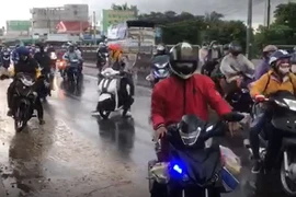  Lợi dụng CSGT dẫn đường, hàng trăm người Bình Thuận 'thông chốt'