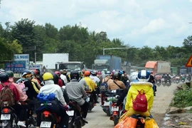 CSGT 3 tỉnh đưa hàng ngàn công nhân từ Đồng Nai về Ninh Thuận