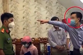 Người chỉ tay vào thượng úy cảnh sát trong nhà hàng ở Phan Thiết nhận sai