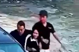 Phó giám đốc và nhóm nhậu khống chế tiếp viên đưa vào khách sạn hiếp dâm