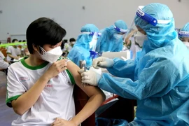 20 y bác sĩ 1 bệnh viện ở TP.HCM hỗ trợ tiêm vaccine cho học sinh Phan Thiết