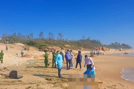 Một thi thể nam giới khoảng 30-35 tuổi trôi dạt vào bờ biển Bình Thuận