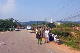 Va chạm với xe khách đi cùng chiều, 2 vợ chồng thương vong