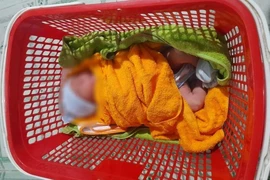 Bé trai 2 ngày tuổi bị bỏ trong giỏ nhựa để trước trạm y tế xã 