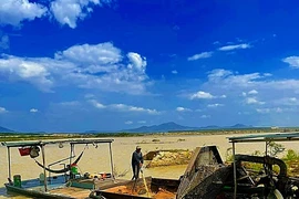 Bình Thuận: Cẩu nhiều 'tàu ma' khai thác cát trái phép ra khỏi hồ Biển Lạc và sông La Ngà
