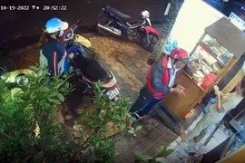 Tạm giữ 2 người chuyên tráo, lận tiền ở tiệm tạp hóa, xe bánh mì 