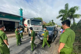 Tạm dừng phiên tòa vụ chặn xe bê tông vào đổ cho công trình 