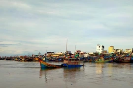 Tàu cá bị chìm khi được kéo vào bờ, 11 thuyền viên thoát chết