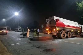 Xe máy tông vào bồn đang rẽ vào cây xăng, 2 người tử vong 