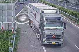 CSGT trắng đêm truy lùng xe container chạy lùi trên cao tốc Long Thành-Dầu Giây
