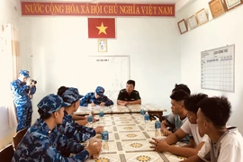 Cảnh sát biển bàn giao 5 thuyền viên gặp nạn được cứu sống
