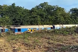 Tàu lửa SE2 bị trật bánh ở Bình Thuận, đường sắt gián đoạn nhiều giờ