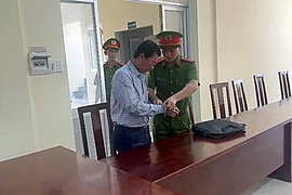 Bắt giam bác sĩ làm giả giấy khám sức khỏe để nhận tiền