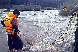Công an ném dây giải cứu người đàn ông bị kẹt giữa sông La Ngà
