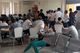 Nghe lời đồn, người dân ùn ùn đi đổi giấy phép lái xe 