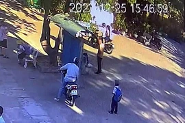 Bảo vệ chặn người đàn ông khả nghi đón một học sinh lớp 1 ở sân trường