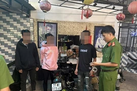 Truy xét, bắt nóng 3 thanh thiếu niên dùng hung khí cưỡng đoạt xe máy
