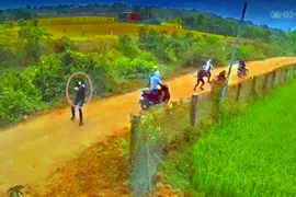 Camera ghi hình nhóm thanh niên nổ súng vào nhà dân ở Bình Thuận