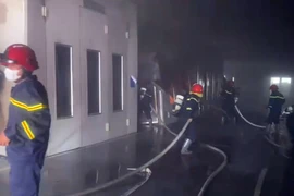Đại úy Công an dũng cảm dời 2 ô tô ra khỏi đám cháy lớn
