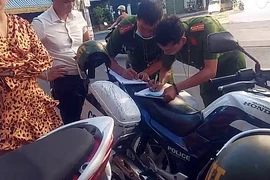 Bị cảnh sát lập biên bản lỗi đỗ xe, 1 hoa hậu nói 'chồng đang họp ở Tỉnh ủy'