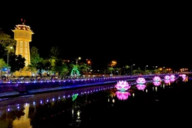 Thắp sáng 7 đóa hoa sen khổng lồ trên sông Cà Ty mừng Lễ Phật đản