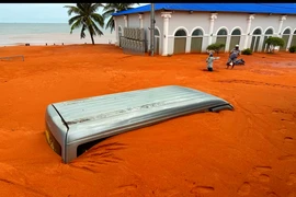 Bùn cát khổng lồ trên đồi ập xuống vùi lấp ô tô, nhà hàng ở Mũi Né