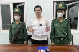 Đang đi bộ, nam thanh niên vứt gói thuốc lá 555 thì bị Biên phòng Bình Thuận bắt