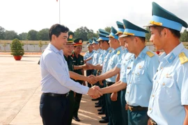 Bí thư Tỉnh ủy Bình Thuận thăm Trung đoàn 920 ở sân bay Phan Thiết