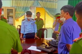 Buộc thôi việc 4 cán bộ quản lý thị trường phạm tội nhận hối lộ