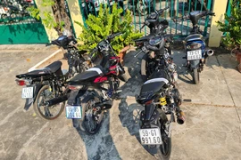 Nhóm thanh thiếu niên chạy xe máy nẹt pô, lạng lách trên QL1A